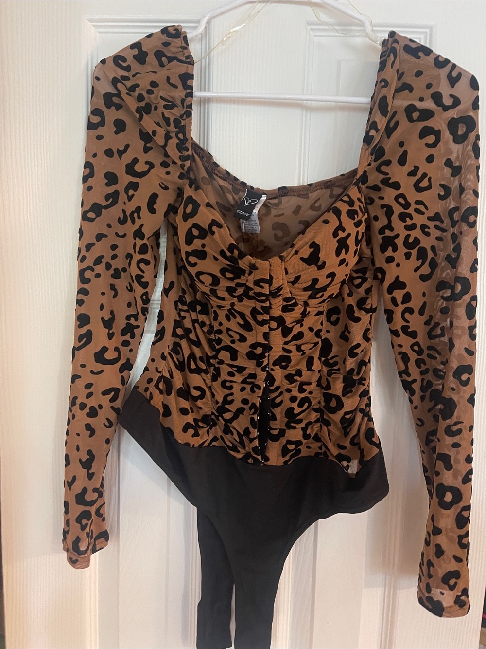 New with tags 

Leopard Print Long-Sleeve Bodysuit - Brown